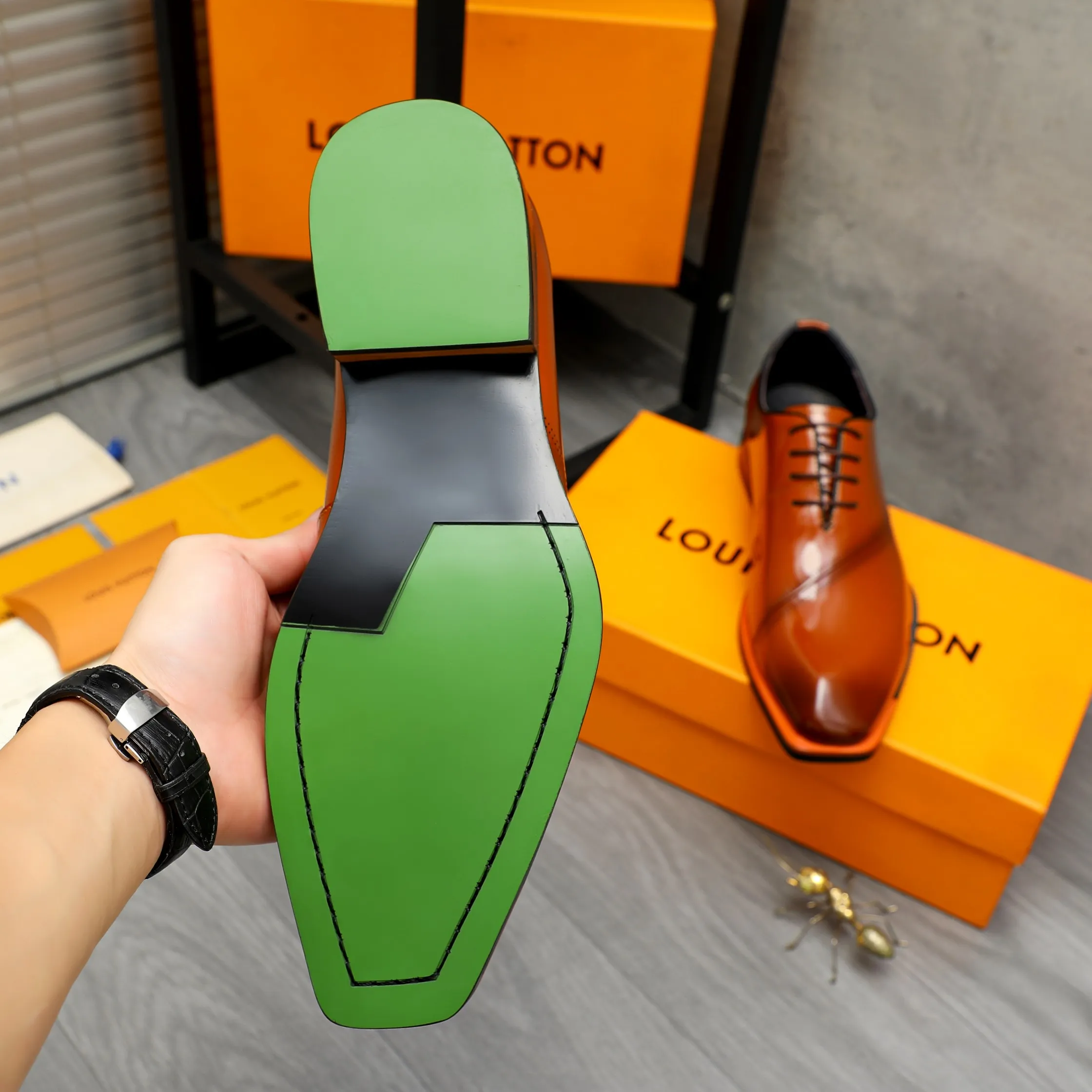 Men's shoes 💰600 Product trademark: LV "Louis Vuitton" business formal lace-up leather shoes Regular size: 37-46 Product material: Selected pearlescent polished cowhide upper, pigskin lining, rubber outsole